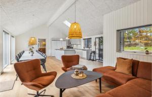 uma sala de estar com um sofá e uma mesa em Aqua 298 em Charlottenthal
