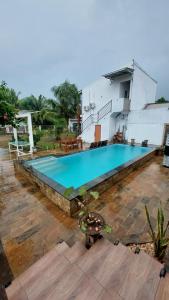 una piscina di fronte a una casa di Mercusuar Resort Jepara a Kesembu