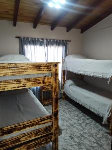 Ένα ή περισσότερα κρεβάτια σε δωμάτιο στο Cabañas Alisha