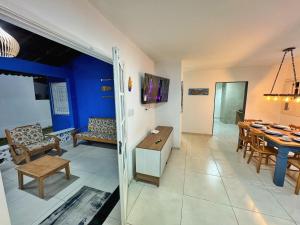 ein Wohnzimmer mit Tisch und ein Esszimmer in der Unterkunft Casa Coroa Grande! A Sua Casa de Praia em São José in São José da Coroa Grande