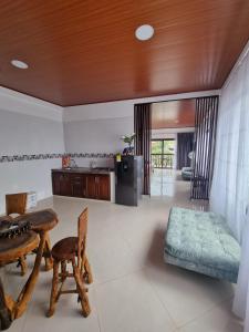 uma sala de estar com uma mesa e um sofá em Apto la casona de wiky em Guaduas