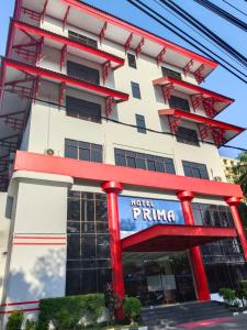 un edificio con un cartel que lee Hotel Prime en HOTEL PRIMA, en Makassar