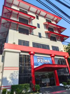 un bâtiment avec un panneau indiquant l'hôtel prime dans l'établissement HOTEL PRIMA, à Makassar