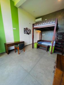 een kamer met 2 stapelbedden en een tafel bij Chill Bay Weligama in Weligama