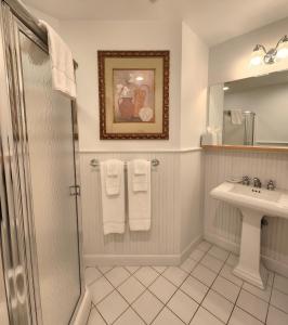 een badkamer met een douche en een wastafel bij The Wainscott Inn in Sagaponack