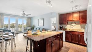 A kitchen or kitchenette at Laketown Wharf #0109