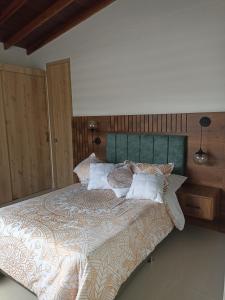 1 dormitorio con 1 cama grande y cabecero verde en Vida auténtica en Envigado, en Envigado