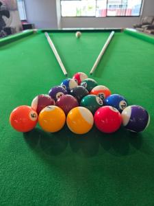 um grupo de bolas de bilhar numa mesa de bilhar em Pool Villa Baan Sanook Cha-am em Cha Am