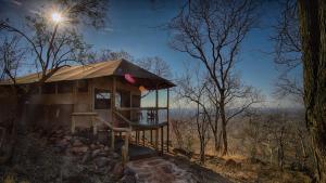 una casa del árbol en el bosque por la noche en Ghoha Hills Savuti Lodge en Savuti