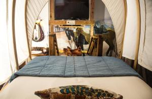 - un lit dans une tente avec une télévision dans l'établissement The Anniversary Inn - Fifth South, à Salt Lake City
