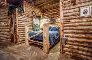 Postel nebo postele na pokoji v ubytování The Anniversary Inn - Fifth South