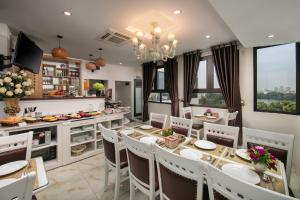 ein Esszimmer mit einem Tisch und Stühlen in der Unterkunft TrangTrang Premium Hotel & Sky Bar in Hanoi