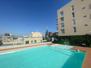 una gran piscina en la azotea de un edificio en San Telmo Oasis Contemporary Luxury Studios with Pool, Security, and More en Buenos Aires