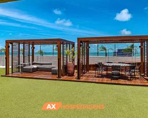 una terrazza con gazebo, tavolo e sedie di AX Qualité Premium a Tambaú