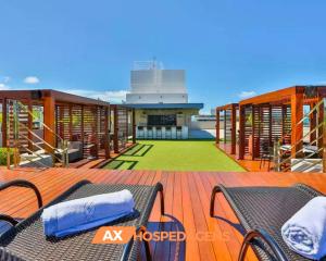 un grande ponte con due sedie e un edificio di AX Qualité Premium a Tambaú