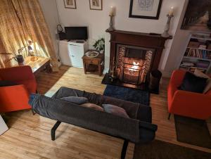 sala de estar con sofá y chimenea en Close to city centre home en Belfast