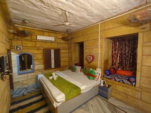 ジャイサルメールにあるHotel Shahiraj Jaisalmerの木製の部屋にベッド1台が備わるベッドルーム1室があります。