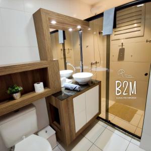 a bathroom with two sinks and a mirror at Charmoso apartamento, Beto Carrero, Homeclub, Mar in Penha