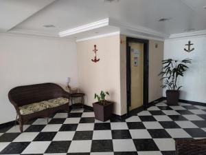 Pokój z czarno-białą podłogą wyłożoną szachownicą w obiekcie Apartamento Caiobá Pé na areia. Quadra do Mar. w mieście Matinhos