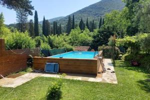una piscina en un patio con una colina en Holiday home Casa Carla, Ripafratta, en Ripafratta