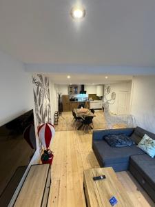 uma sala de estar com um sofá e uma mesa em Charmant grand Appartement em Serdinya