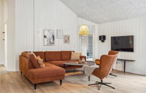 sala de estar con sofá, 2 sillas y mesa en Aqua 298, en Charlottenthal