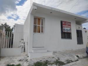 Una casa blanca con un cartel en el costado. en Departamento en Campeche estación del tren maya en Campeche