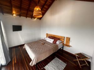 1 dormitorio con 1 cama en una habitación en Chalets La Zima - Jaya, en Curití
