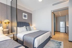 Postel nebo postele na pokoji v ubytování BORUISI Executive Apartment