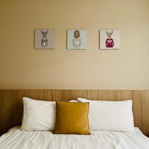 台東市的住宿－古栗Chestnut Guest House-可包棟民宿，卧室,墙上有四张照片,位于床上方