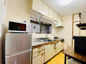 阿蘇市にあるAso - Cottage - Vacation STAY 83363のキッチン(ステンレス製の冷蔵庫、電子レンジ付)