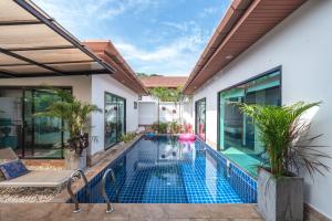 Bazén v ubytování Unique Designer Art Villa Salika, 3BR & Private Pool, near Rawai and Naiharn Beachs nebo v jeho okolí