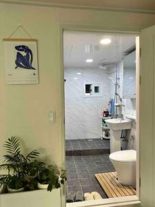 ein Bad mit einer Dusche, einem WC und einem Waschbecken in der Unterkunft Gurosien 3 bedroom house in Seoul