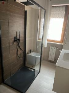 een badkamer met een glazen douche met wastafel bij Teresa al mare in Montesilvano +30 foto's