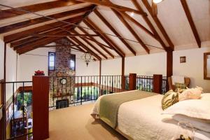 1 dormitorio con 1 cama en el balcón en Womberroo, Kangaroo Valley, en Bellawongarah
