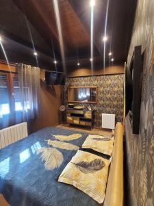 ブリオネスにあるChalet entero en La Riojaのテーブルとベッド2台が備わる客室です。