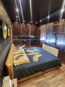 1 dormitorio con 1 cama con manta azul y almohadas amarillas en Chalet entero en La Rioja en Briones