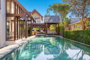 an infinity pool in the backyard of a house at Kingscliff Balinese Beachfront Retreat in Kingscliff