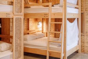 Ein Bett oder Betten in einem Zimmer der Unterkunft Society House Luxury Hostel