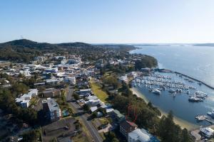 une vue aérienne d'un port avec des bateaux dans l'eau dans l'établissement Kamillaroi Walk to restaurants cafes and beach, à Nelson Bay 5 autres photos