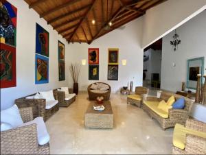 - un salon avec des canapés et une table dans l'établissement Acojedora villa familiar en cartagena, a 20 minutos del aeropuerto, à Carthagène des Indes