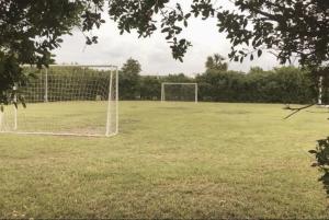 un campo vacío con un gol de fútbol en Acojedora villa familiar en cartagena, a 20 minutos del aeropuerto, en Cartagena de Indias