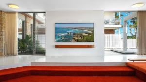 una sala de estar con una pintura en la pared en Solina - Ettalong Beach en Ettalong Beach