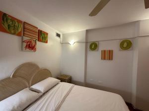 1 dormitorio con 1 cama y algunas fotos en la pared en Casa Marrakech VIP, en El Agua