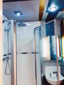 bagno con doccia e lavandino di Manchester City home with parking a Manchester