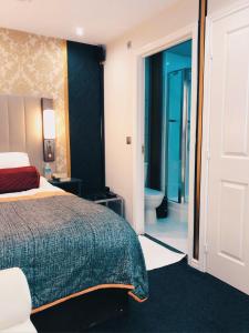 1 dormitorio con 1 cama y baño con bañera en Manchester City home with parking, en Mánchester