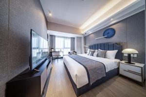 Postel nebo postele na pokoji v ubytování BORUISI Executive Apartment