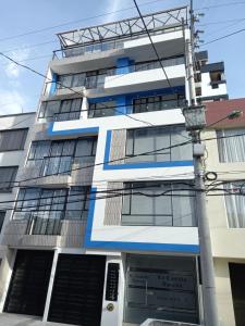 un edificio de apartamentos con fachada azul y blanca en Apartaestudios, La Castilla Avenida de los Estudiantes, en Pasto