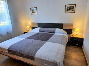 - une chambre avec un grand lit et deux lampes dans l'établissement Apartamento Llançà, 3 dormitorios, 7 personas - ES-170-60, à Llançà