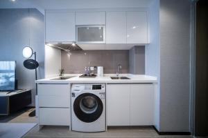 Kuchyň nebo kuchyňský kout v ubytování BORUISI Executive Apartment